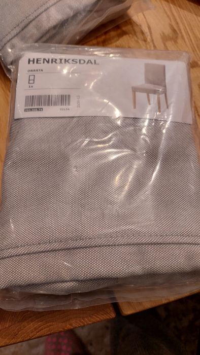 Capas da cadeira Henriksdal de cor cinza claro.
