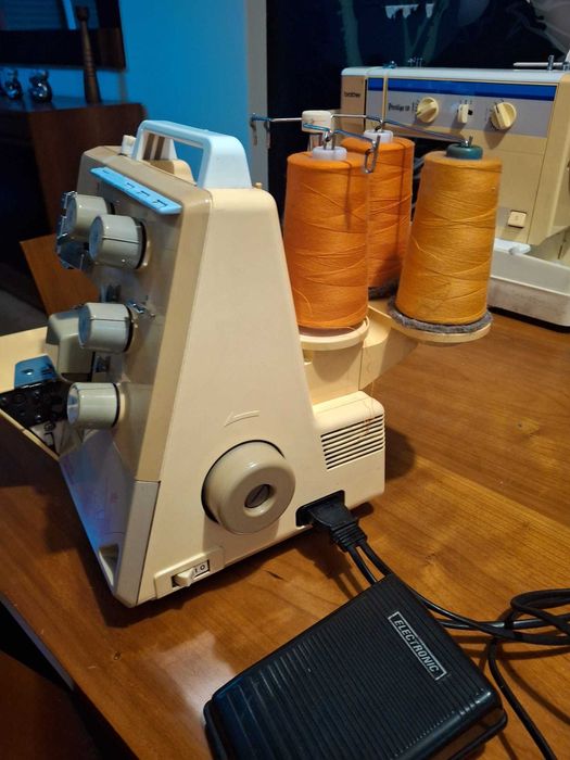 Máquina de Costura Overlock / Corta-e-Coze Bernette Funlock 004 (Bernina) – A Funcionar