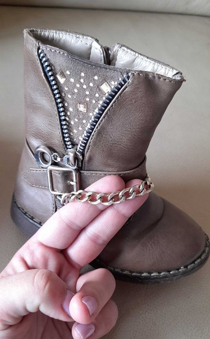 śliczne kozaczki z łańcuszkami r. 22 dziewczęce botki wk. ok. 14,3 cm