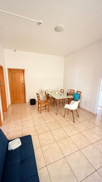 Aluga-se um quarto em Parchal.