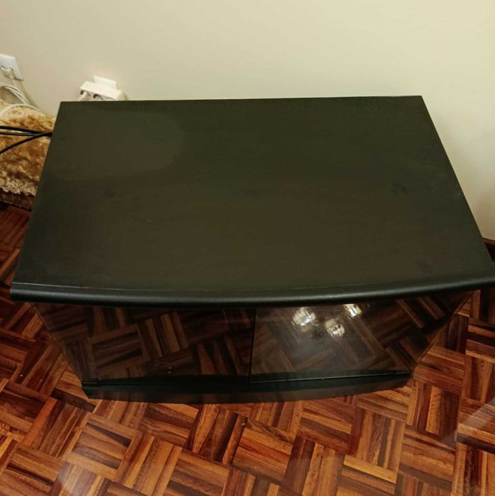 Móvel de TV com rodas e Portas de Vidro