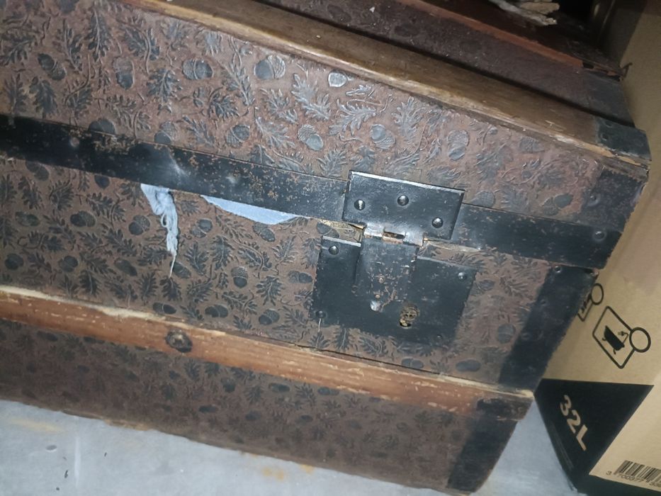 Arca antiga com ferragens