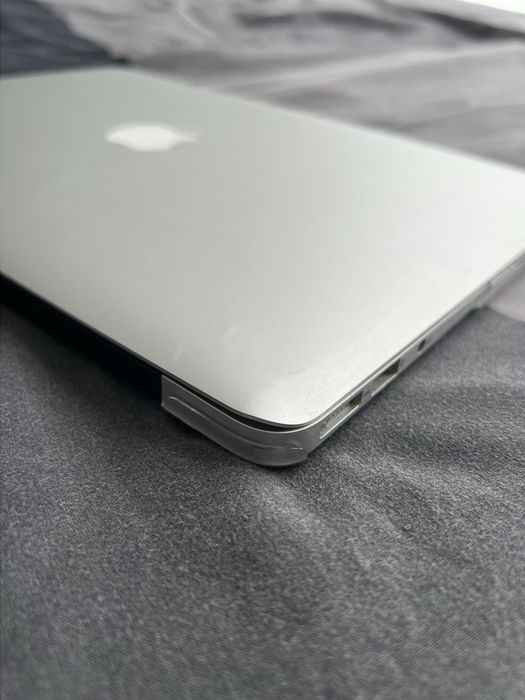 Macbook air.