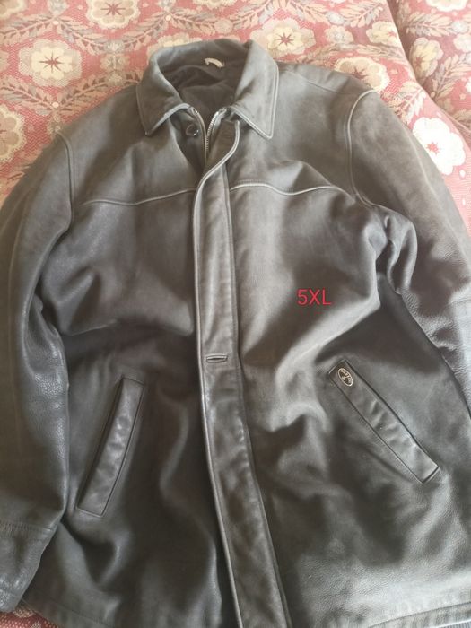 Одяг для чоловіків різних розмірів.