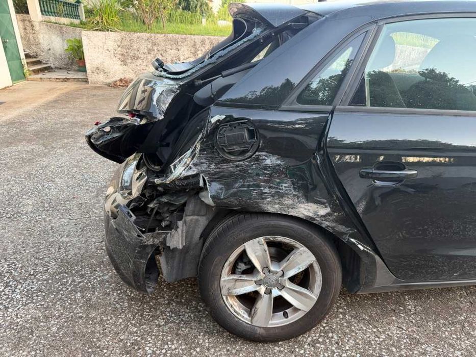 Sinistrado 57601 km Audi A1 Sportback 1.0 TFSI Ultra
