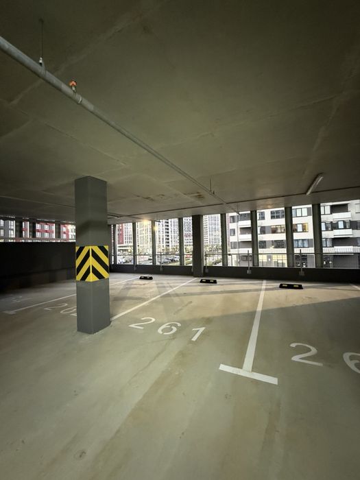 Оренда паркомісця Варшавський 3, вул. Змієнка 32