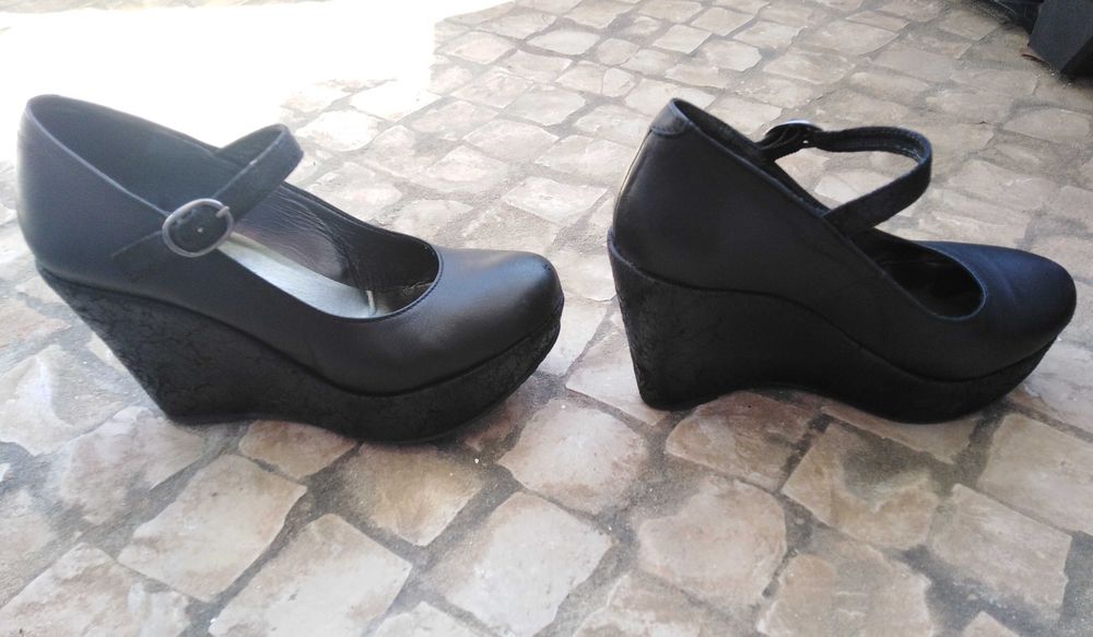 Sapatos pretos de pele salto cunha como novos