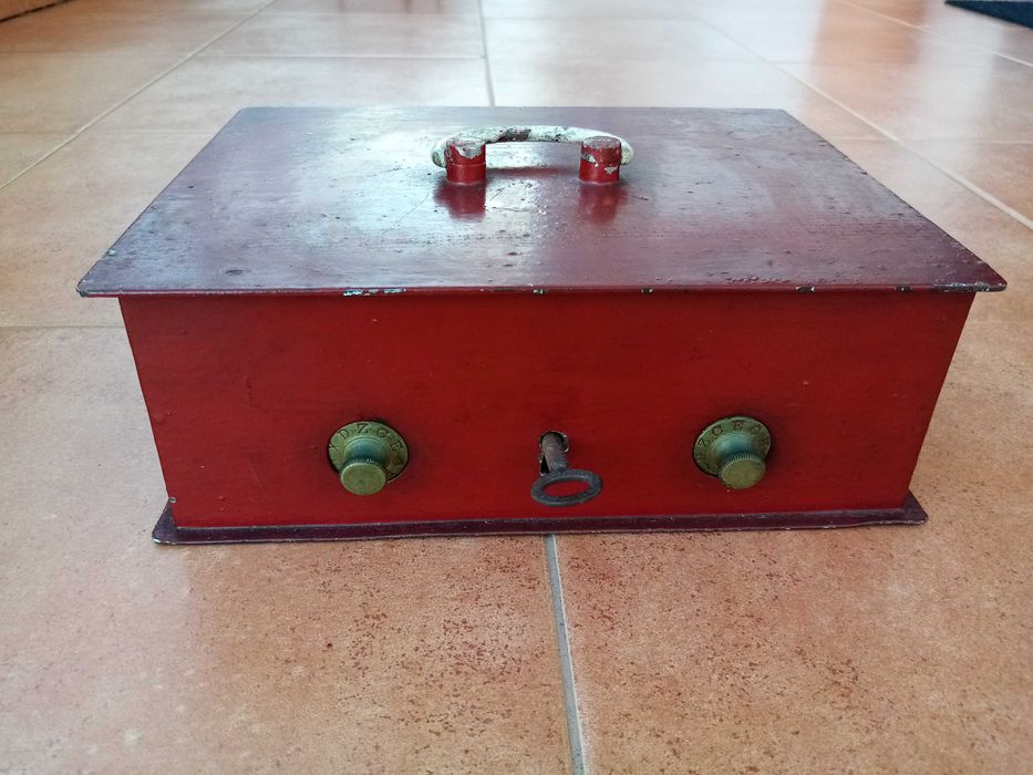 Cofre em ferro anos 40