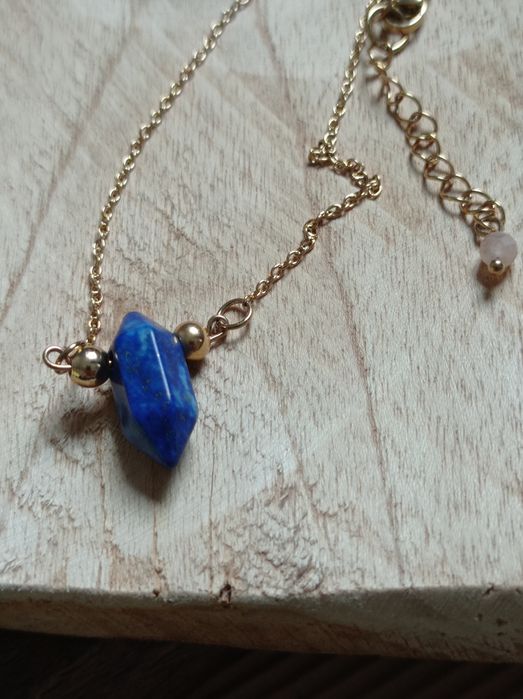 Naszyjnik z grotem z kamienia naturalnego Lapis Lazuli na prezent