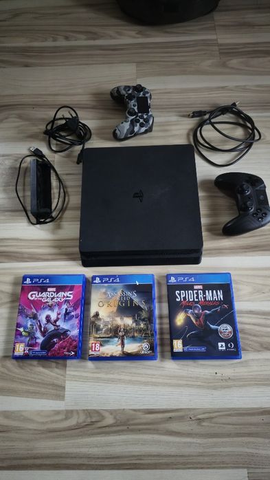 Konsola PS4 dwa pady dodatkowe chłodzenie jak nowa