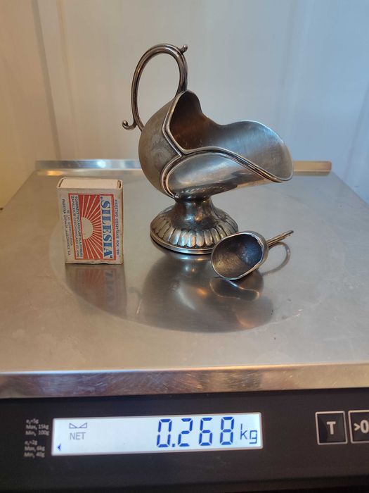 cukiernica w kształcie zabytkowej węglarki (ang. coal scuttle sugar scuttle)