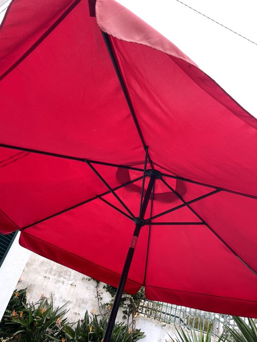 Guarda-sol grande vermelho com base