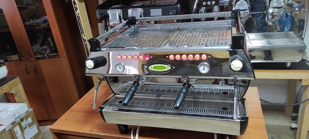 Професійна кавомашина la marzocco gb5