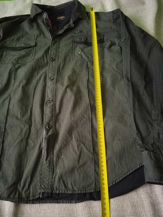 ciemna męska koszula w prążki zielono złota, modely L 41 / 42