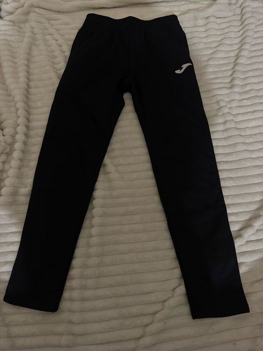 czarne spodnie dresowe joma
