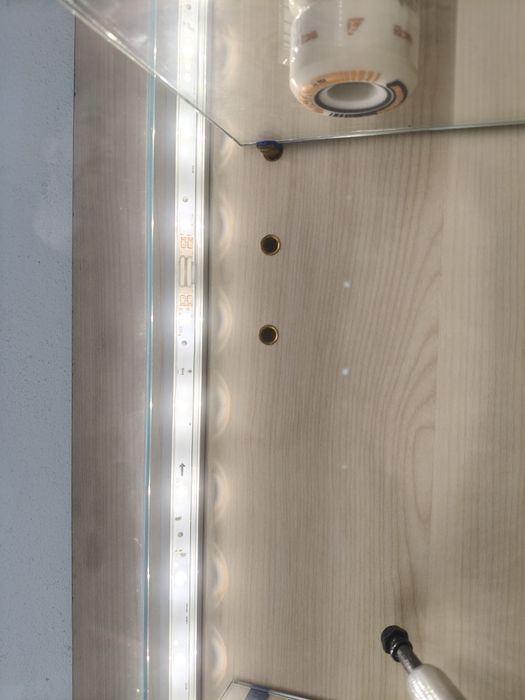 Expositor com porta e prateleiras de vidro e iluminação LED