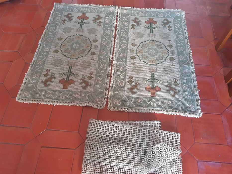 Conjunto 2 tapetes arraiolos, 63cm x 112cm, bom estado