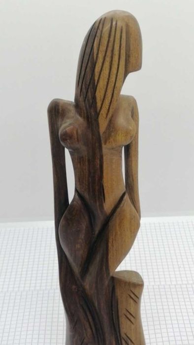 Сувенір різьблена фігура жінки