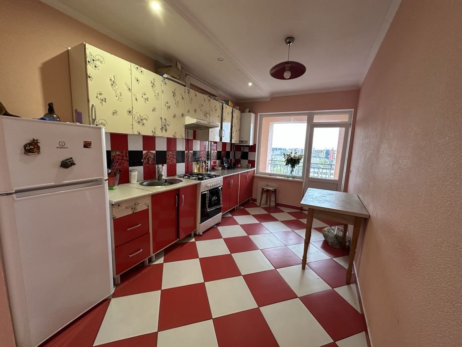 Продам в центрі 2 кімнатну квартиру