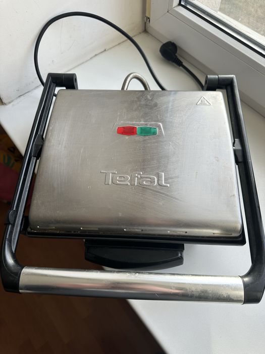 Продам грильницу Tefal gc241d