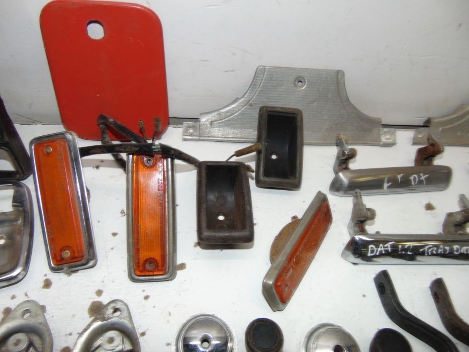 Datsun 1200 várias peças de interior e exterior