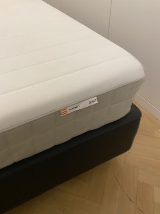 Sommier preto de napa e colchao ikea