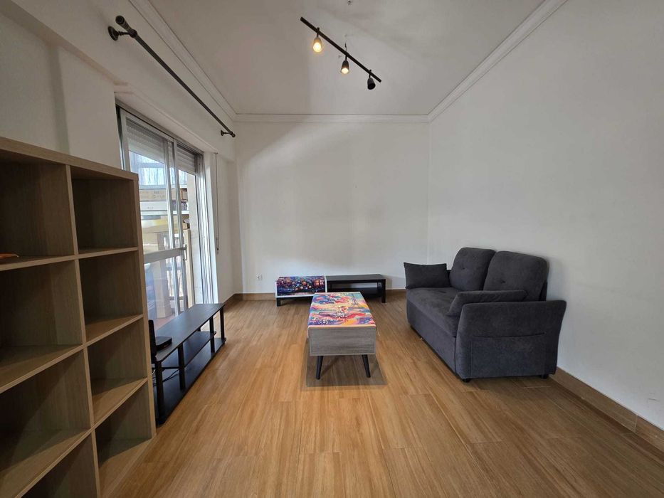 Apartamento T1 Remodelado e Mobilado com Terraço Junto Av. de Roma