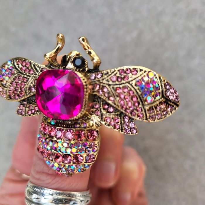 Broszka mucha różowa