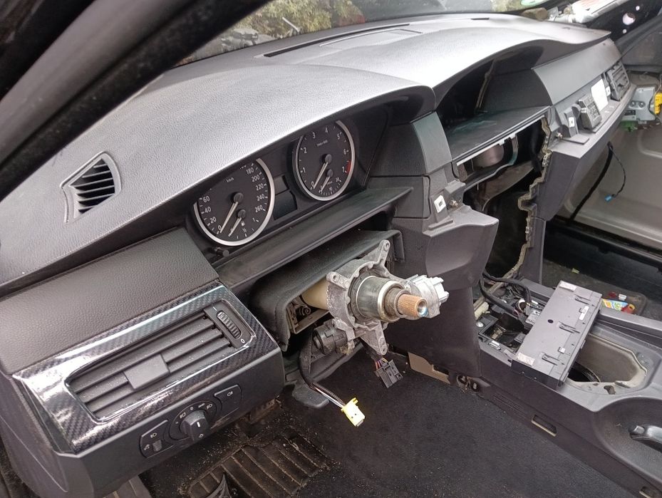 BMW E60 E61 deska rozdzielcza czarna palona na kluczyk przedlift