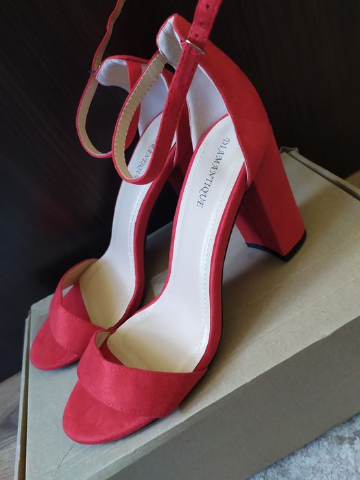 Sandałki czerwone na obcasie