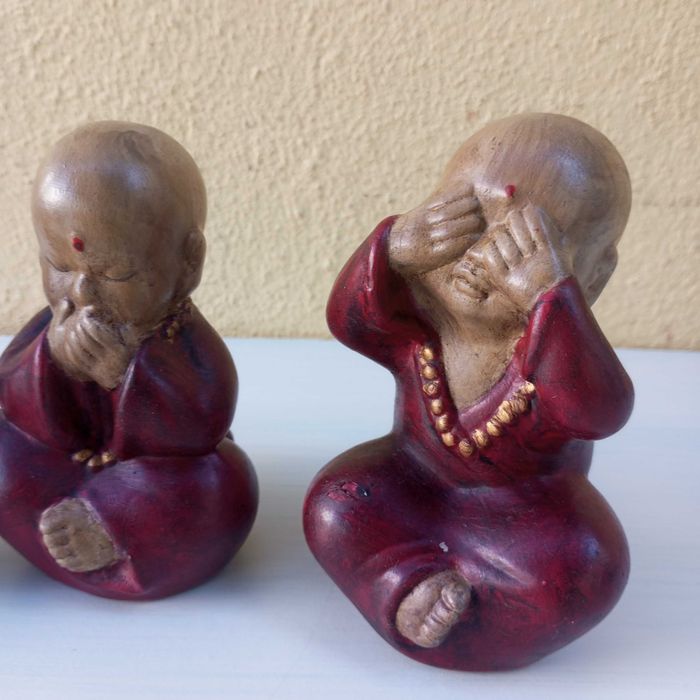3 figuras de jovens monges budistas