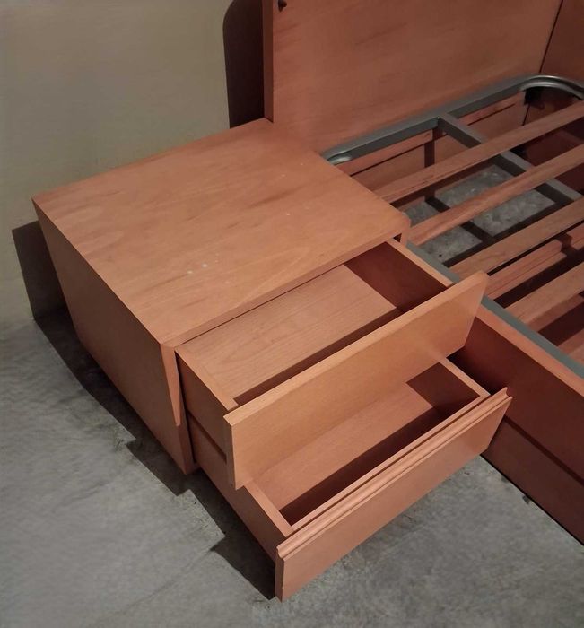 Cama individual com arrumação+mesa de cabeceira