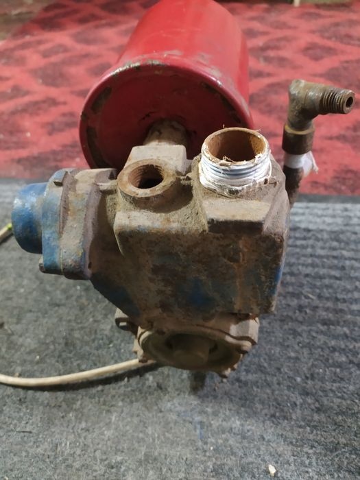 Насос, мотор, працює