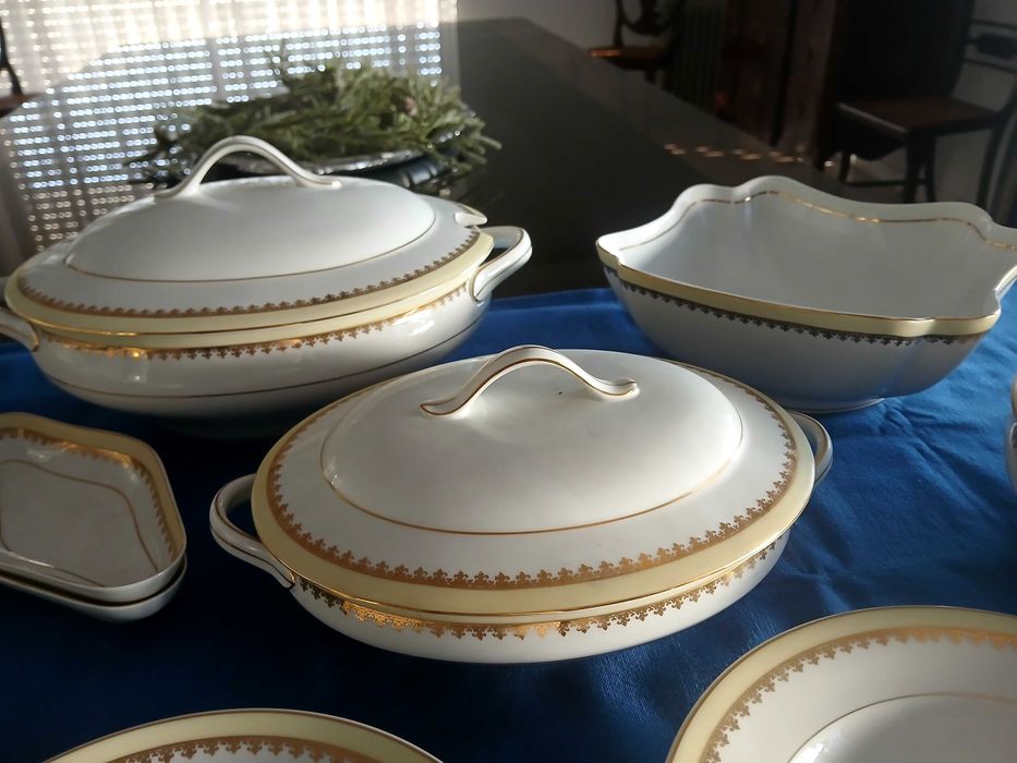 Magnífico Serviço Vista Alegre Antigo (1924-1947) – Porcelana Rendilhada a Ouro (76 peças)