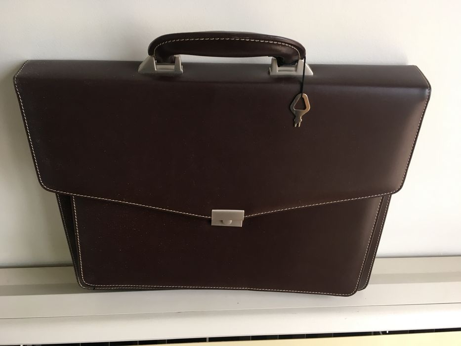 Pasta castanha de couro