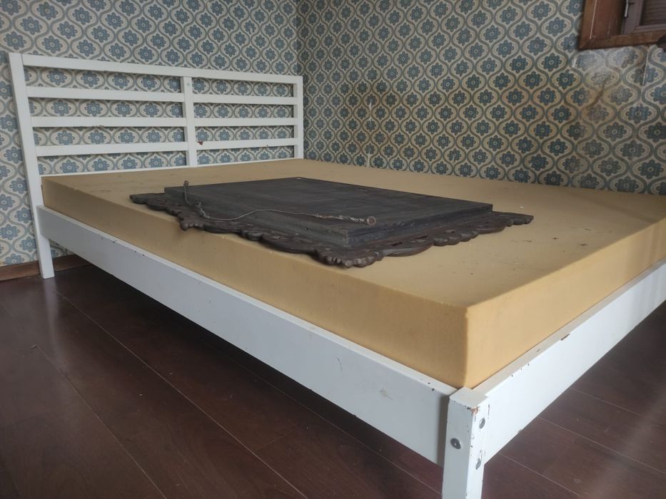 Cama de madeira com estrado e colchão