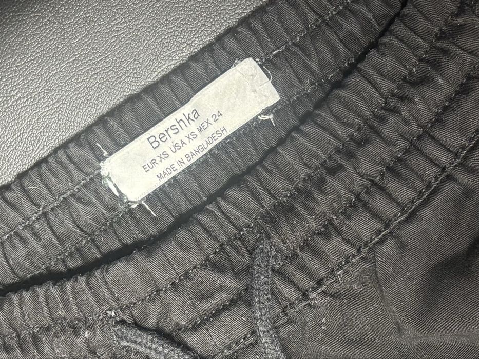 Joggery z dziurami Bershka r. XS Joggersy