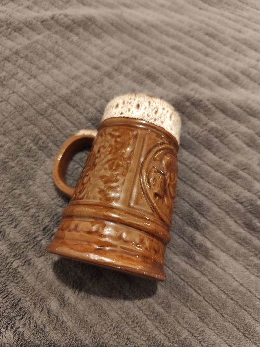 Mały kufel kolekcjonerski gliniany
