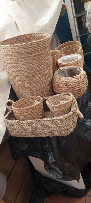 Cestos e jarras de decoração