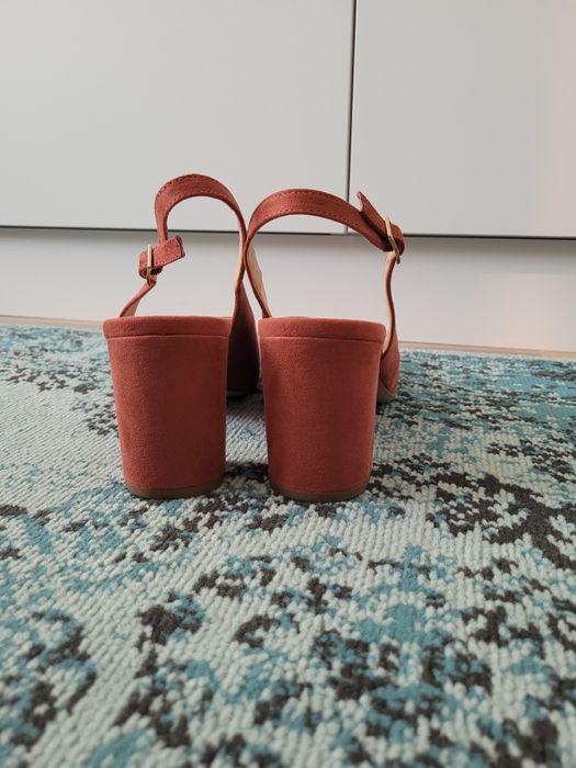 Czółenka na słupku GRACELAND