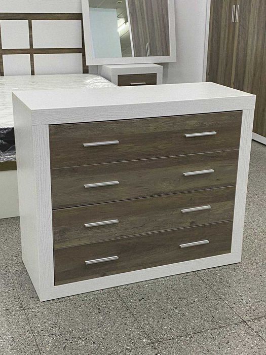 Conjunto de quarto com cómoda e aparador.