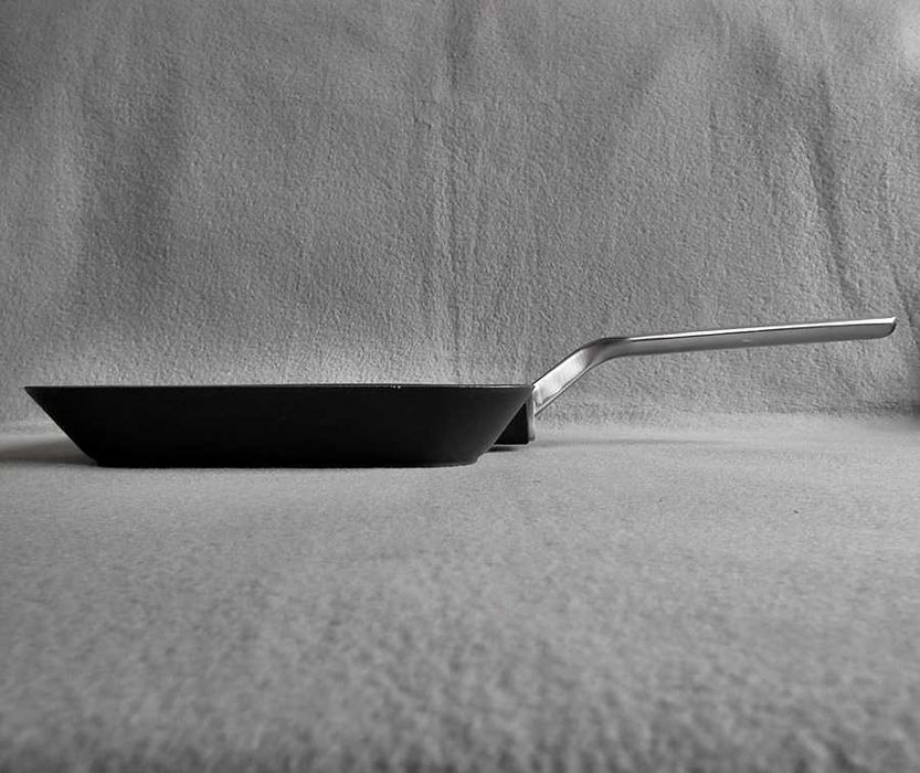 Duńska grillowa patelnia żeliwna RAADVAD 25x25cm, do indukcji