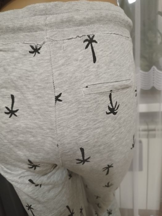 spodnie dresowe szare w palmy