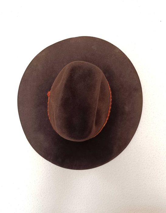 Chapéu antigo castanho de abas largas