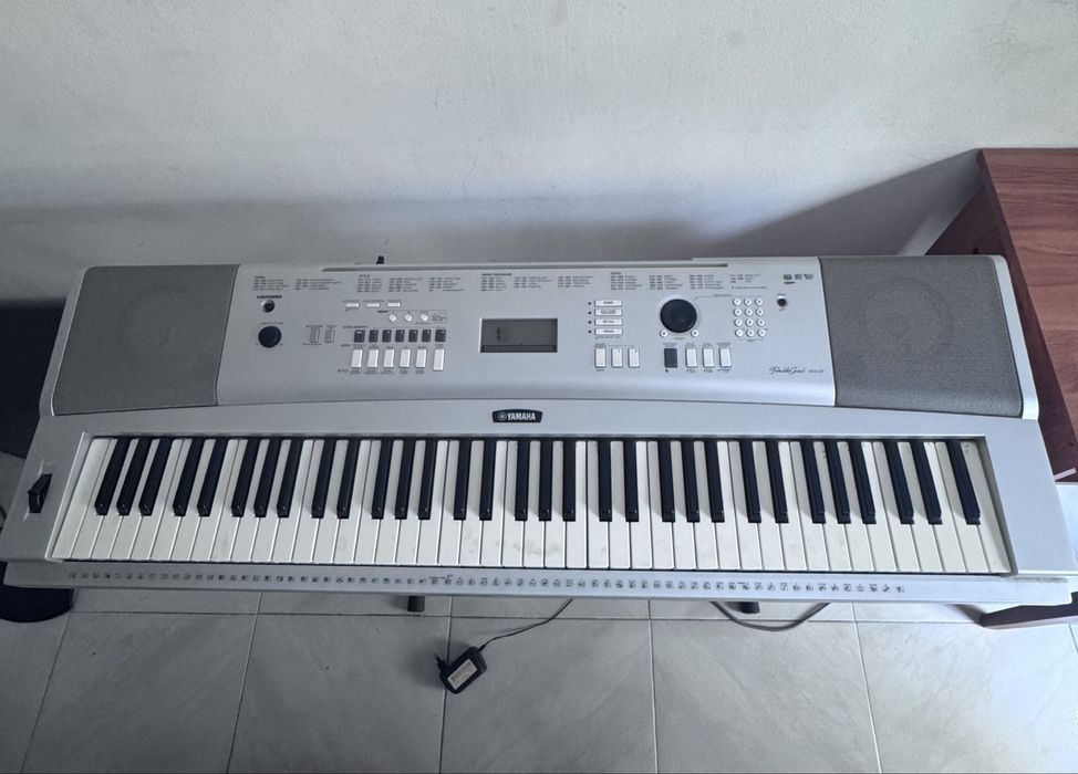 Teclado Yamaha DGX 220 Portable Grand