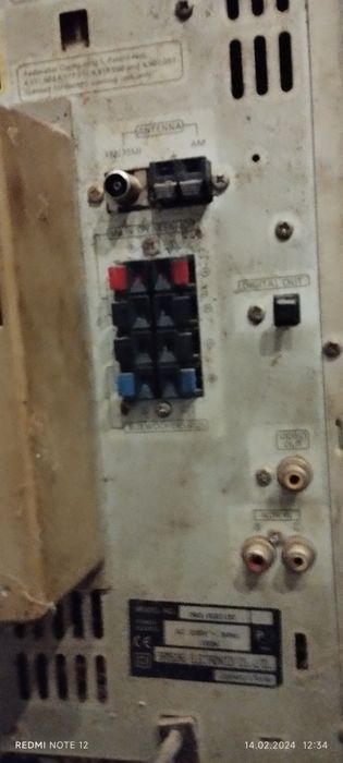 Музыкальный центр с боковыми сабвуферами по бокам каждой колонки