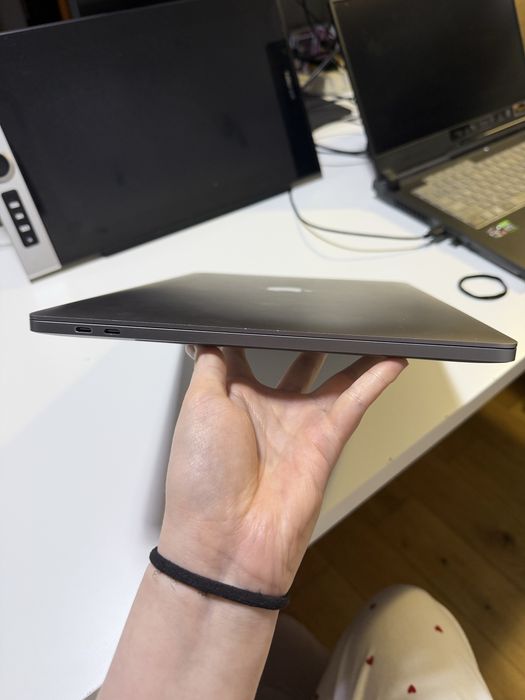 Book Pro 16” 2019 / Intel Core i7 / 16 GB RAM / 512 GB SSD