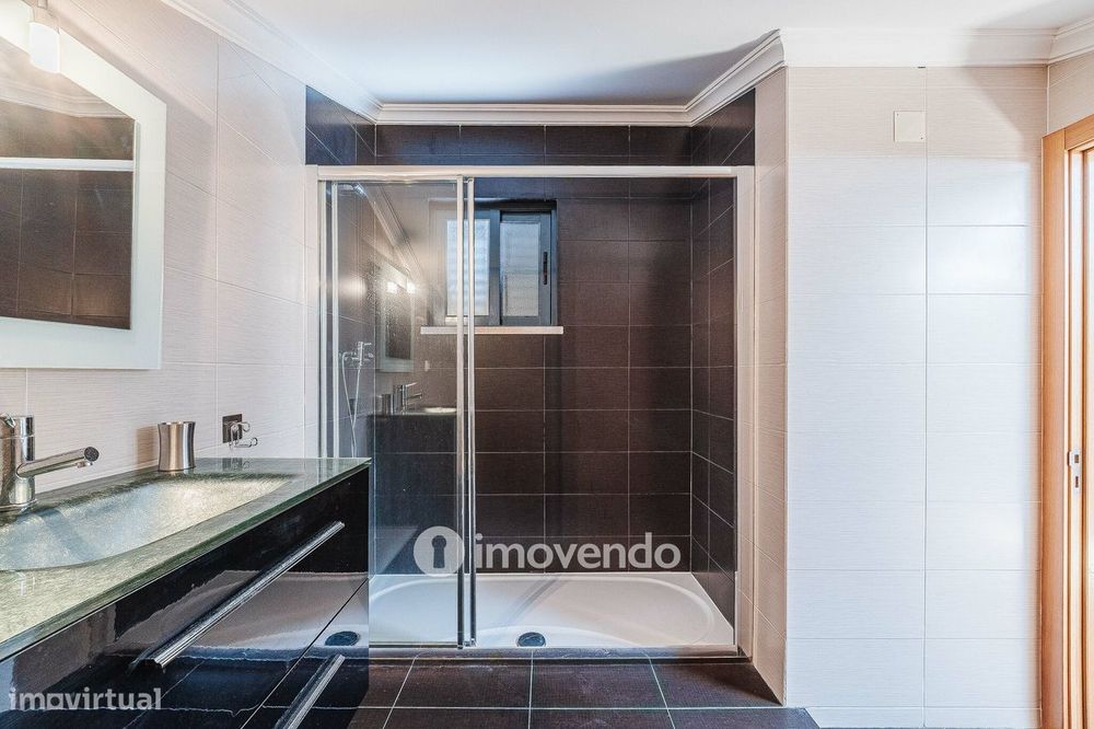 Moradia T3+1 de design moderno, com jardim, na Quinta do Anjo