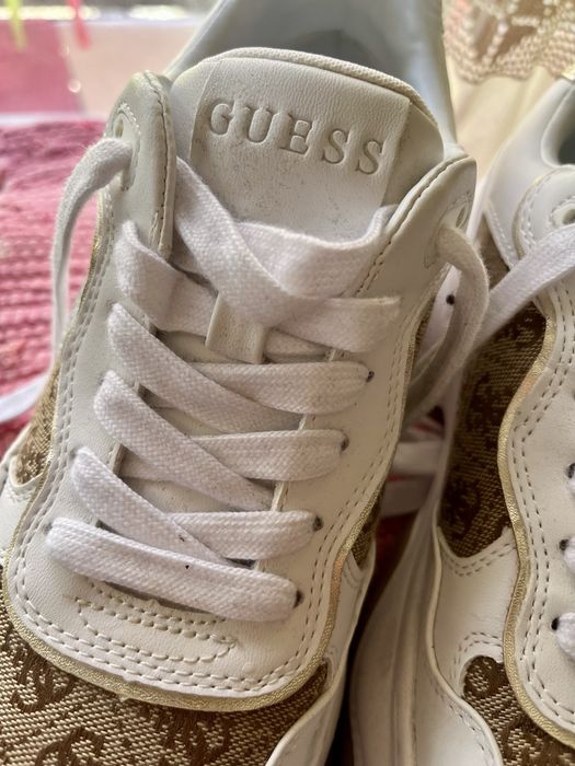 Ténis Guess 39 brancos logo e dourado