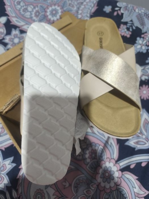 Klapki nowe, beżowe